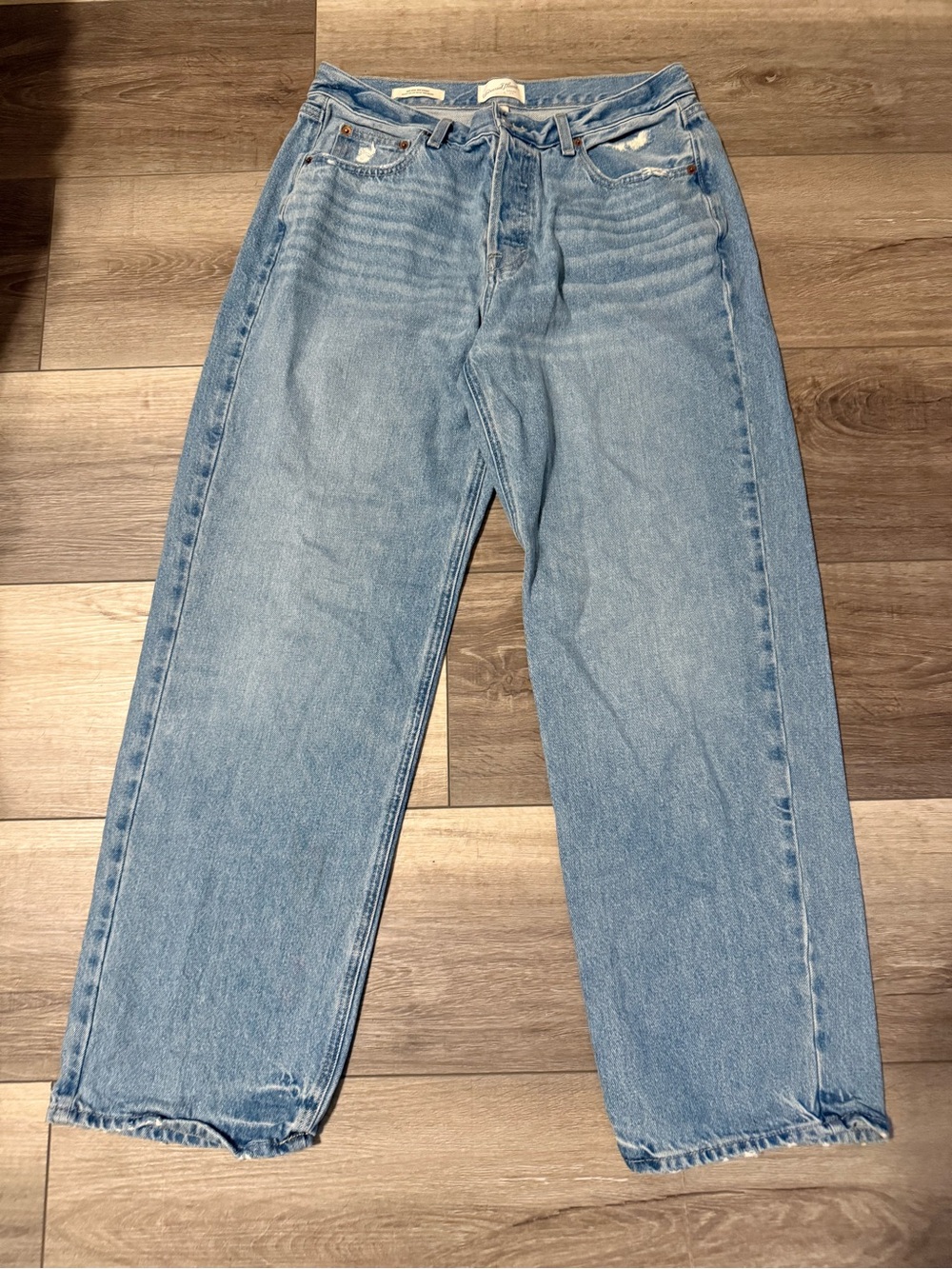 Universal Thread Women’s Straight Leg Light Wash Jeans